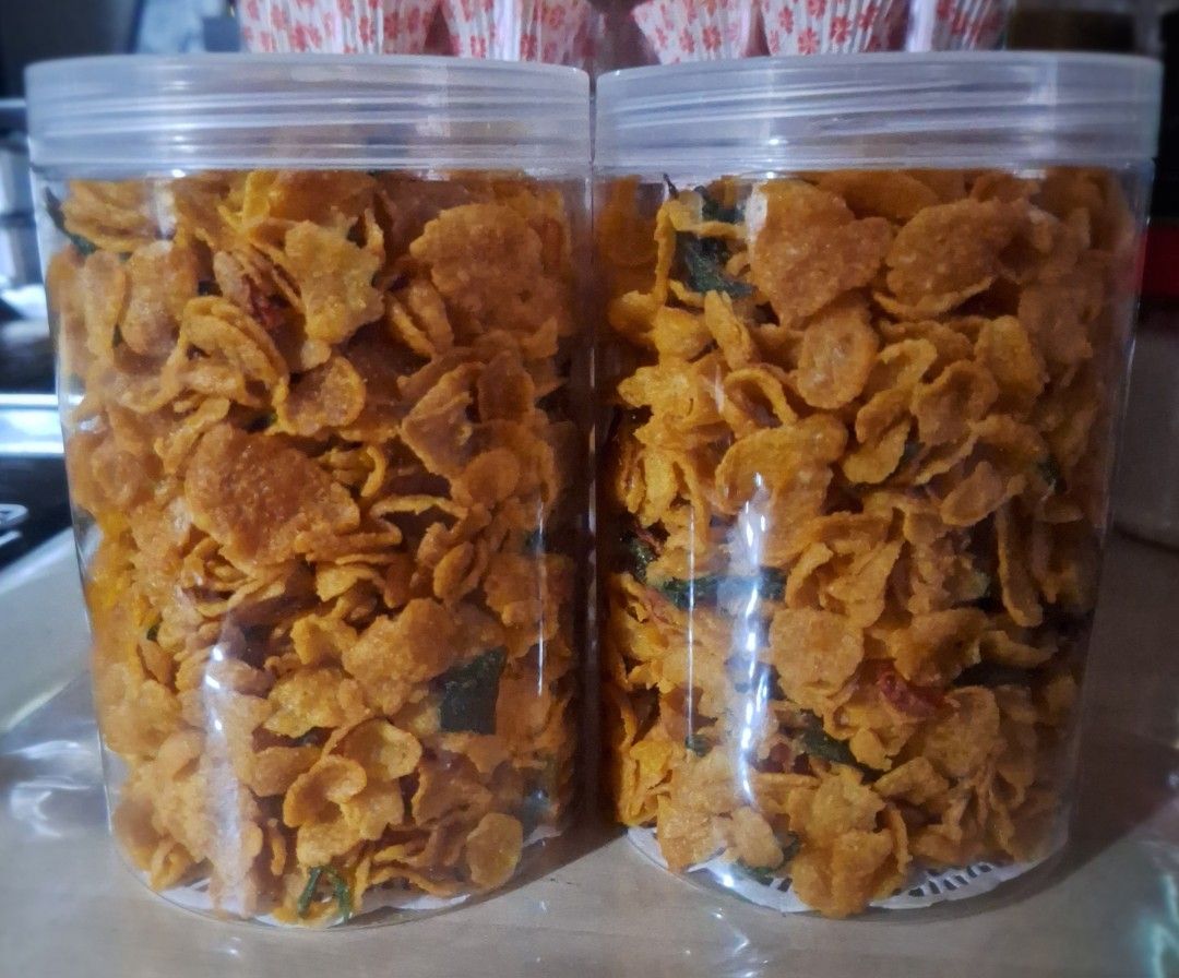 Cornflakes (Category: Homemade Bakes) located in Singapore. Submitted by rz_94 (Listing ID 1424820194, Image 5). Description: Craving a yummy snack? These homemade cornflakes are the perfect treat! They're crispy, golden, and oh-so-delicious. You can see from the pictures that they're carefully packed in individual cups or containers, perfect for sharing (or not!). They're great for any occasion, whether you're looking for a quick bite or somethi
