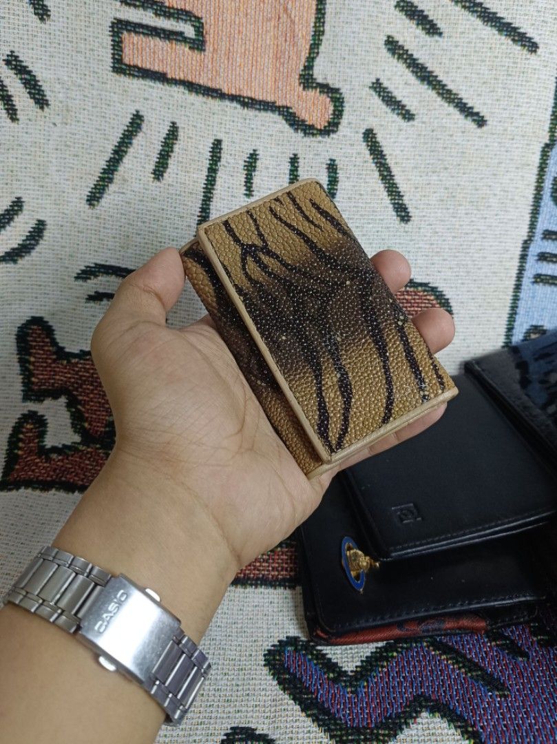 Genuine Stingray Leather Wallet (Category: Wallets & Card Holders) located in Taguig. Submitted by handpickedreplay (Listing ID 1424759750, Image 1). Description: Stingray Leather Compact Trifold Small Wallet 👽 Authentic stingray skin made in Thailand. Has only 1 bill compartment pero kasya nmn sya. Sobrang mahal ng stingray wallets pero you can buy it for 3. very good condition, snap lock and nag fade sa ibang parts. Taguig City Location .