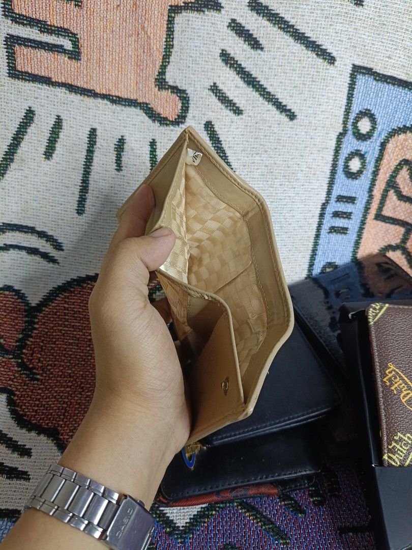 Genuine Stingray Leather Wallet (Category: Wallets & Card Holders) located in Taguig. Submitted by handpickedreplay (Listing ID 1424759750, Image 3). Description: Stingray Leather Compact Trifold Small Wallet 👽 Authentic stingray skin made in Thailand. Has only 1 bill compartment pero kasya nmn sya. Sobrang mahal ng stingray wallets pero you can buy it for 3. very good condition, snap lock and nag fade sa ibang parts. Taguig City Location .