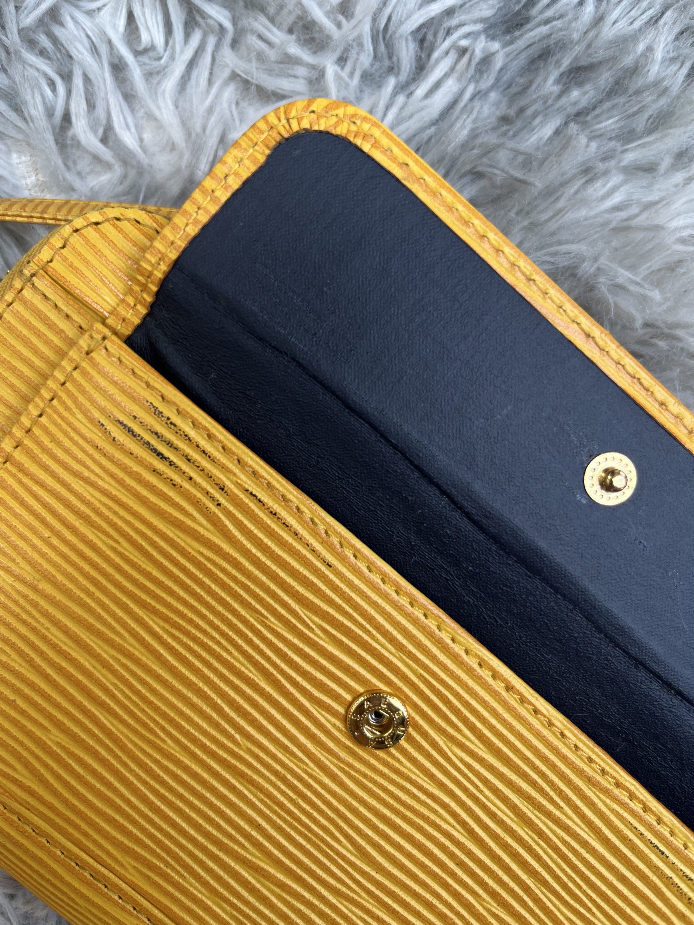 GIANNI VALENTINO SHOULDER WALLET BAG (Category: Luxury Bags & Wallets) located in Bulacan. Submitted by letsfindukaywithme (Listing ID 1424713814, Image 3). Description: Gianni Valentino shoulder wallet bag This wallet has no major flaws & damage Minimal scratches only and still presentable -8 card slots -1 coin slot - 6 interior pockets -2 exterior pockets Removable strap with gold hardware Leather material +sf payment first Ship via J&T.