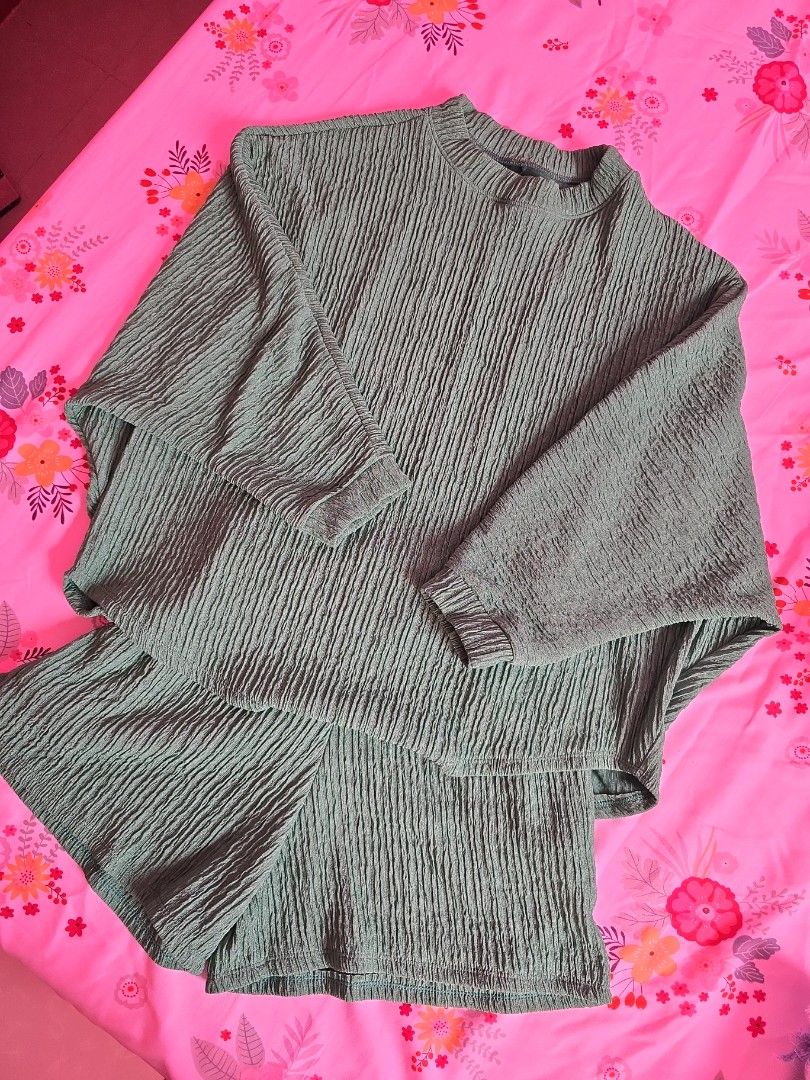 Green Textured Sweater and shorts set (Category: Sets or Coordinates) located in Munoz. Submitted by prelvdbycns (Listing ID 1424767964, Image 1). Description: M-L size. .