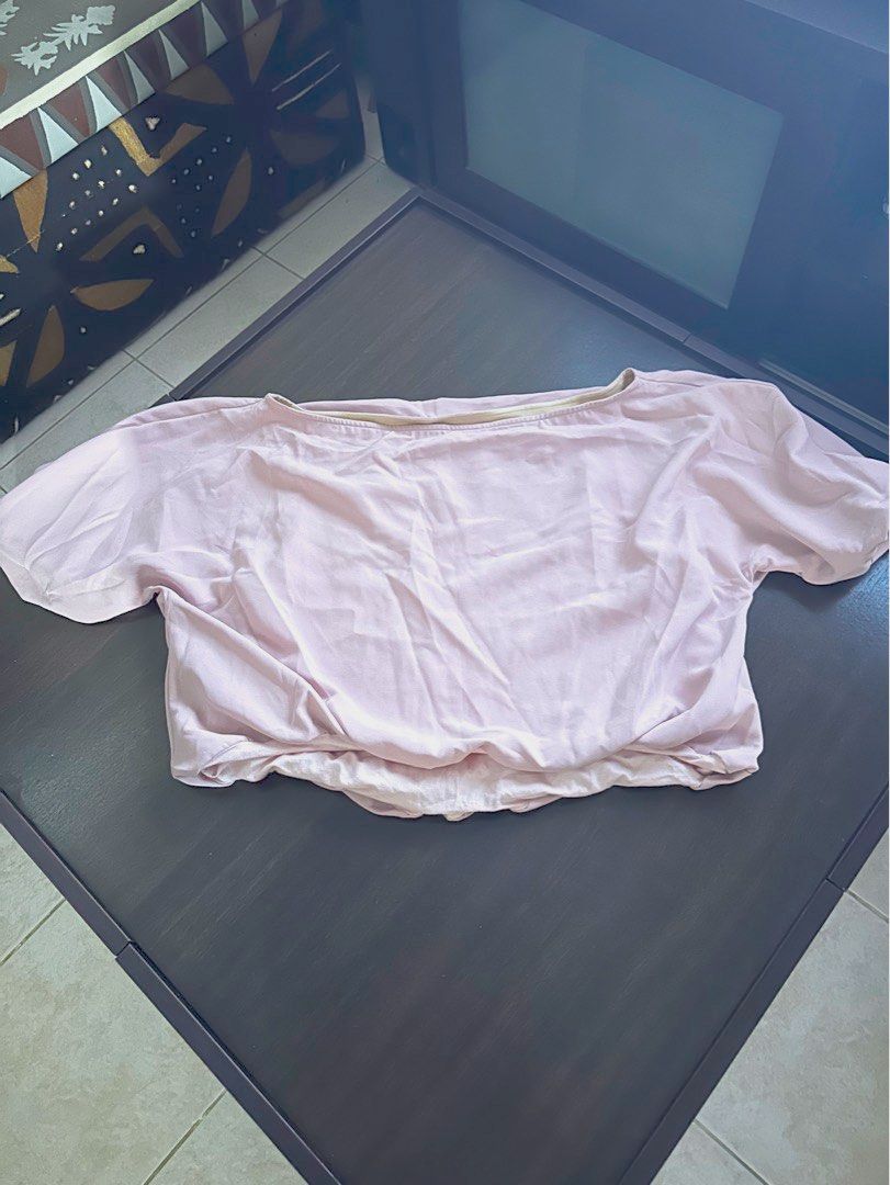 Harlan+Holden off shoulders Top (Category: Others Tops) located in Quezon City. Submitted by spatio (Listing ID 1424746959, Image 1). Description: Light Pink off shoulders top. It has short sleeves and a round neckline. The fabric looks soft and lightweight, suitable for warm weather. Relaxed fit. .