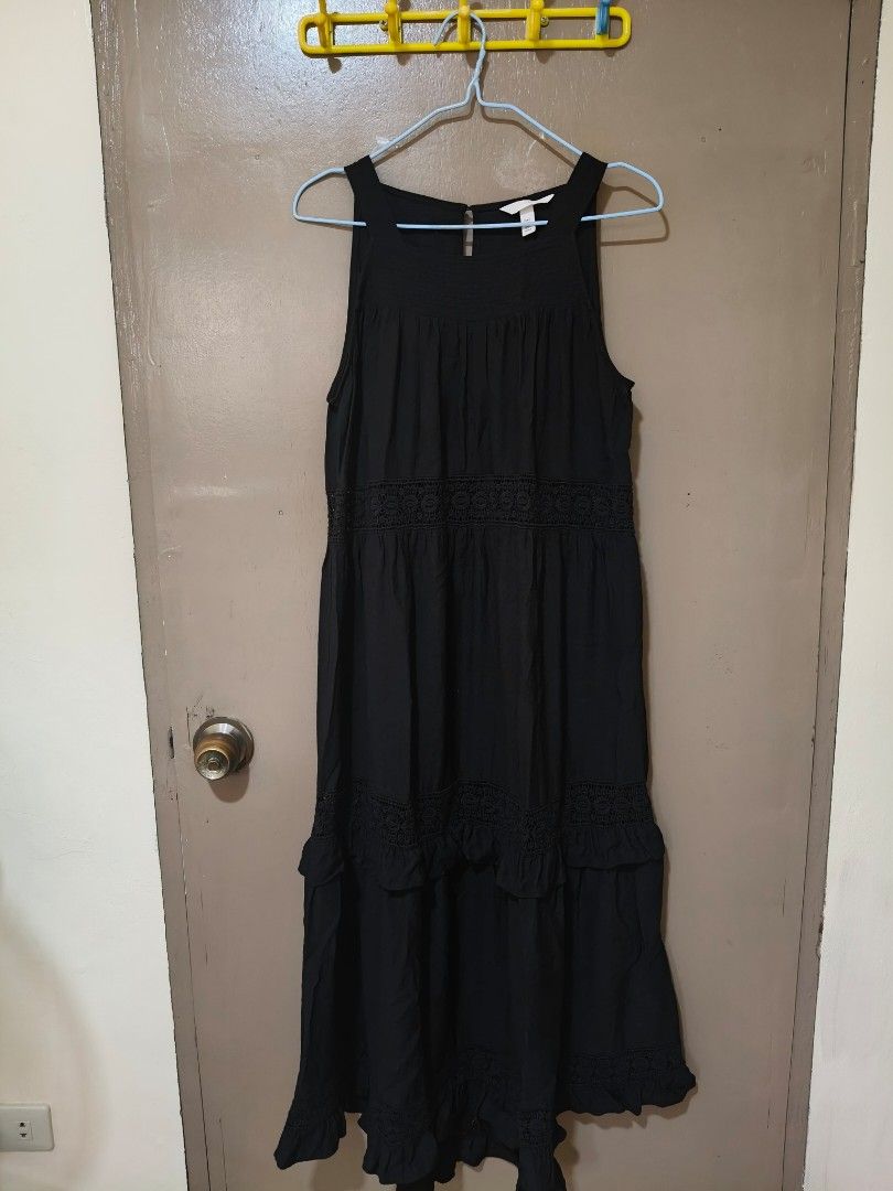 H&M Black Halter Dress (Category: Dresses) located in Quezon City. Submitted by miss.len (Listing ID 1424491567, Image 3). Description: - H&M black halter dress - Size: M - Features: - Tiered design - Lace detailing - Keyhole back - Midi length - Perfect for casual or dressy wear - Comfortable, lightweight fabric.