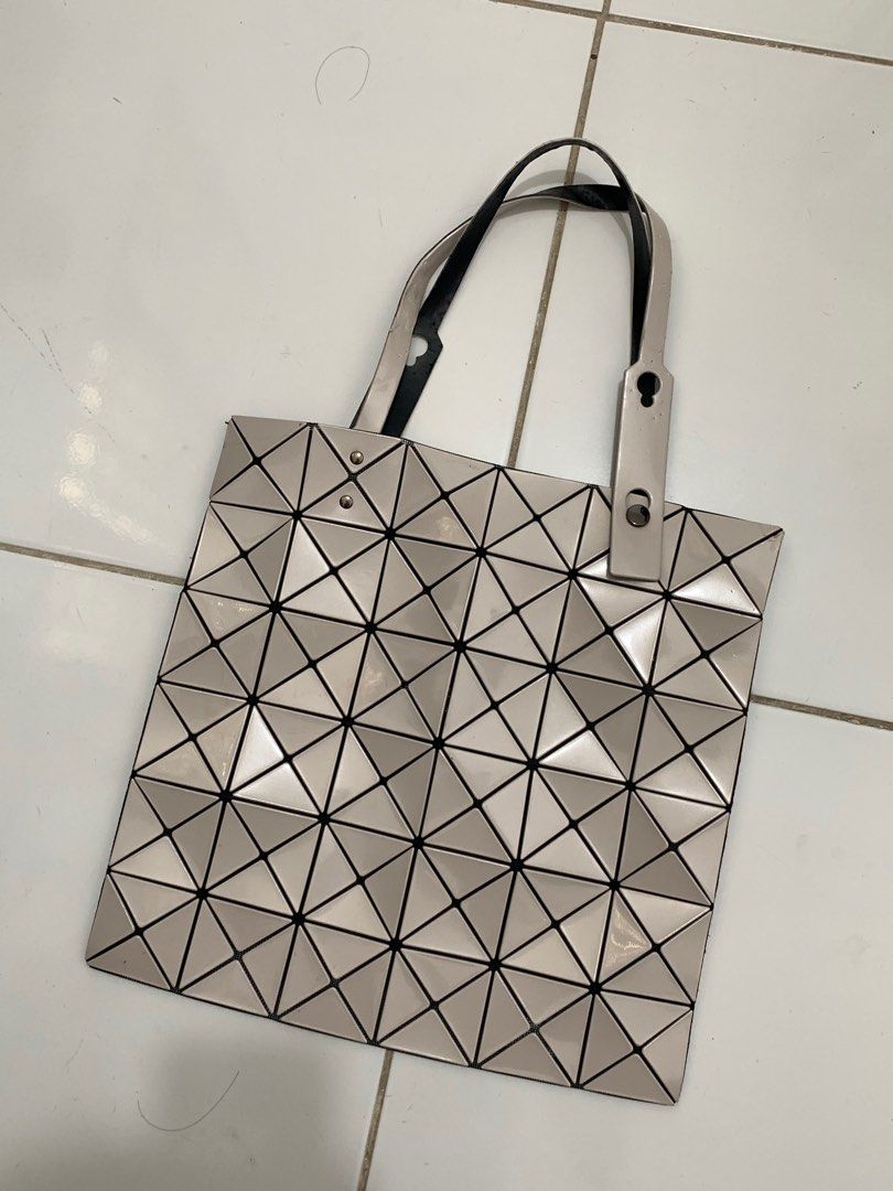 Issey Miyake Bao Bao Tote Bag (Category: Luxury Bags & Wallets) located in Mexico. Submitted by bugskiethrift (Listing ID 1424714355, Image 2). Description: excellent condition sa strap issue check photo.