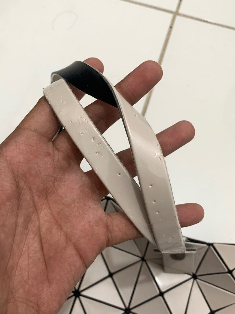 Issey Miyake Bao Bao Tote Bag (Category: Luxury Bags & Wallets) located in Mexico. Submitted by bugskiethrift (Listing ID 1424714355, Image 3). Description: excellent condition sa strap issue check photo.