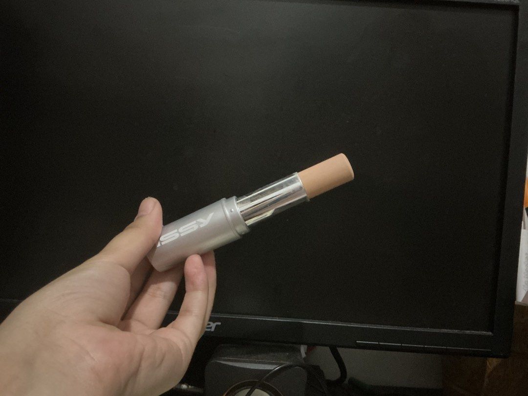 Issy & Co. Bisque Concealer (Category: Makeup) located in Antipolo. Submitted by jsammm (Listing ID 1424775634, Image 2). Description: In shade bisque Used once only My oily skin dont like it .