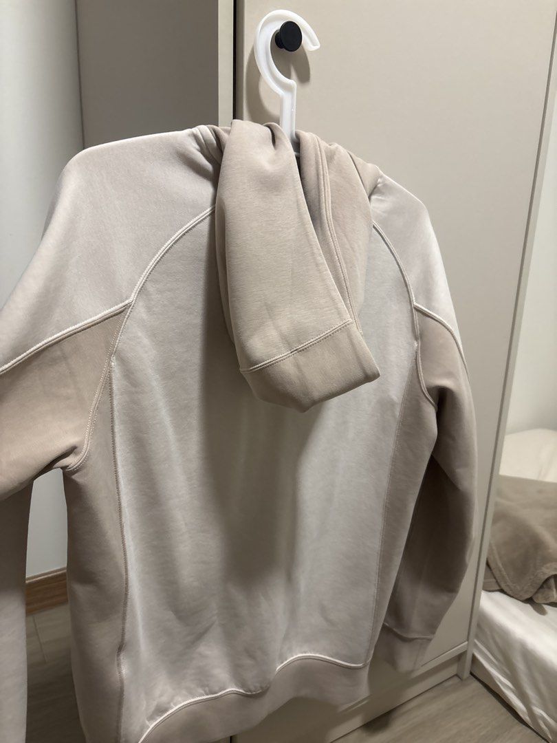 Jacket (Category: Coats, Jackets and Outerwear) located in Singapore. Submitted by wildadd (Listing ID 1424844338, Image 3). Description: Bought from Uniqlo.Size too small for my height since I’m 174cm. No fussy buyers or lowballing.But lowest I can go is 15..