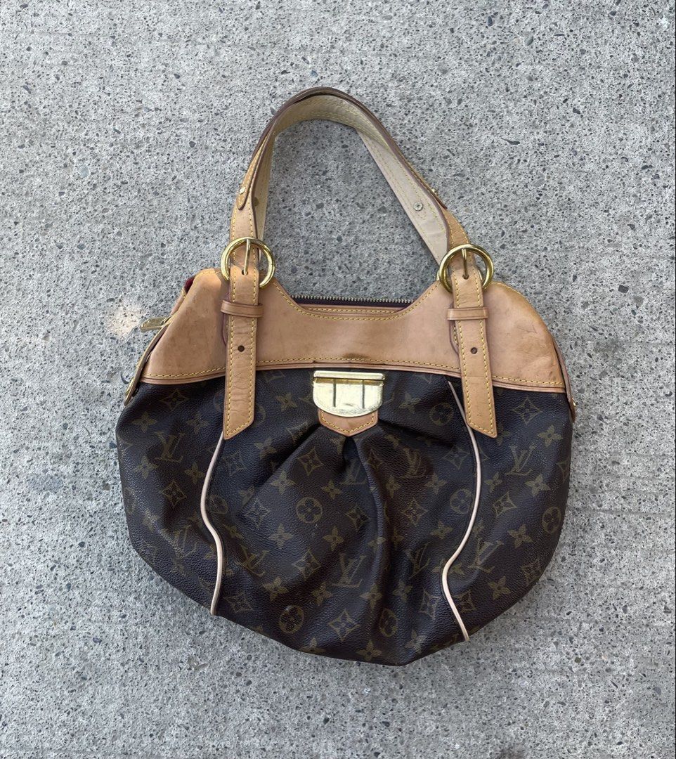 Louis Vuitton Galliera PM Monogram Canvas Shoulder Bag (Category: Luxury Bags & Wallets) located in Cabanatuan. Submitted by brenyyonly (Listing ID 1424850043, Image 1). Description: - Louis Vuitton Galliera PM Shoulder Bag - Features the iconic Monogram Canvas - Shoulder bag design - Leather accents - Good overall condition - A stylish and practical choice.