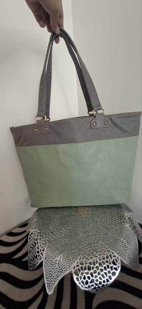 luxury bags sale Assorted 1000-2000 (Category: Luxury Bags & Wallets) located in Cebu City. Submitted by cloverseven23 (Listing ID 1424837843, Image 2). Description: 1000-2000 price range.