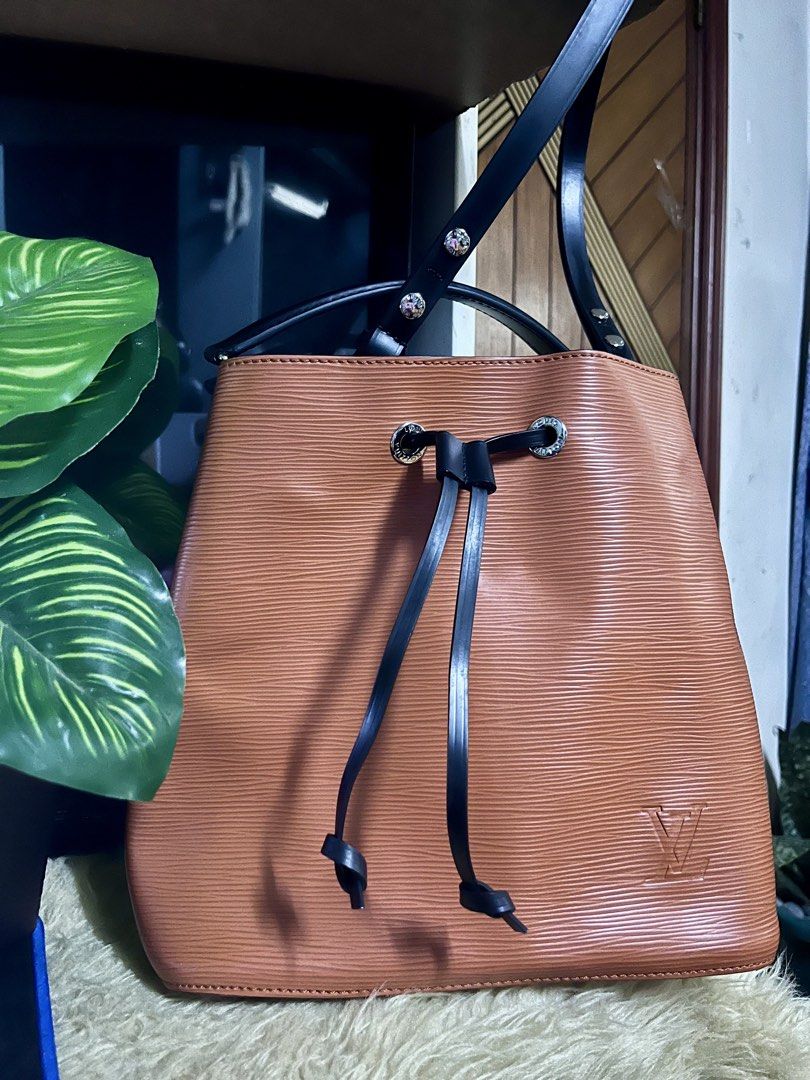 LV NeoNoe (Category: Luxury Bags & Wallets) located in Quezon City. Submitted by retann (Listing ID 1424835333, Image 1). Description: Care card Receipt priced at 16khkd Clean inside and out Looks new 9/10 Code found inside the small mid pocket .