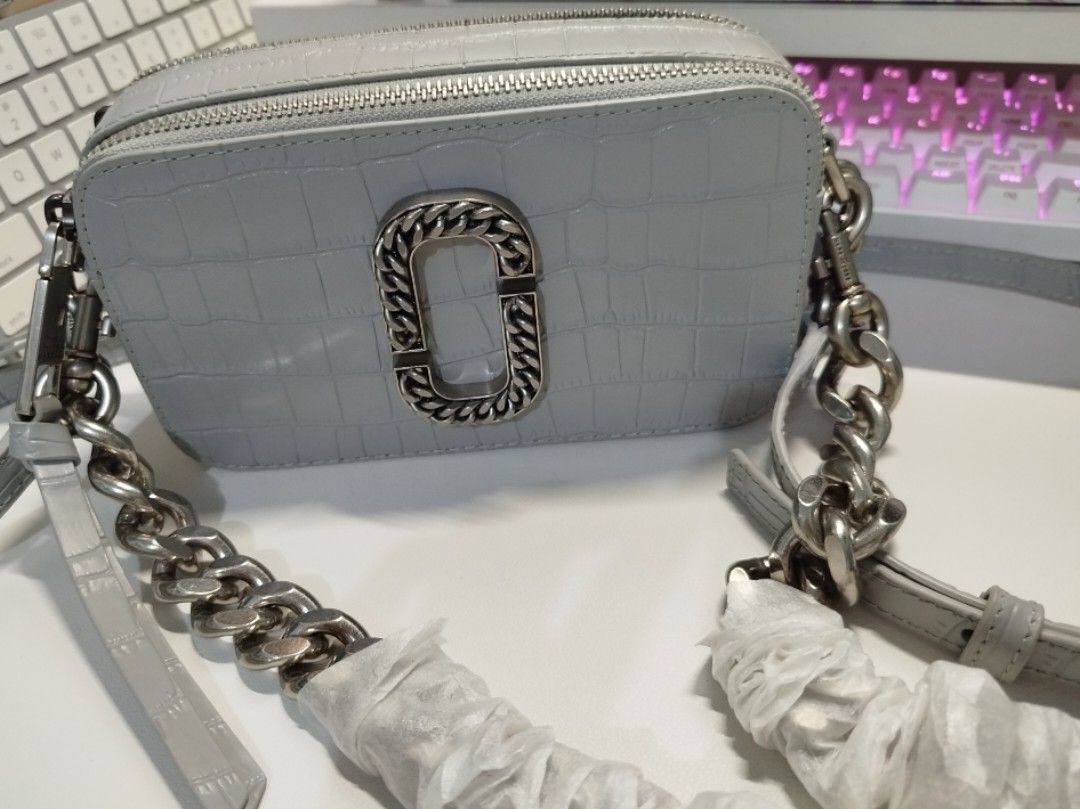 Marc Jacobs Snapshot Croc Embossed (Category: Luxury Bags & Wallets) located in Manila. Submitted by anythinggoesshop (Listing ID 1424803801, Image 1). Description: Guaranteed authentic Marc Jacobs snapshot bag. with dust bag, care card and og tag. interior is clean, no stains. chain strap not included. no issues rfs selling low need funds for medication.