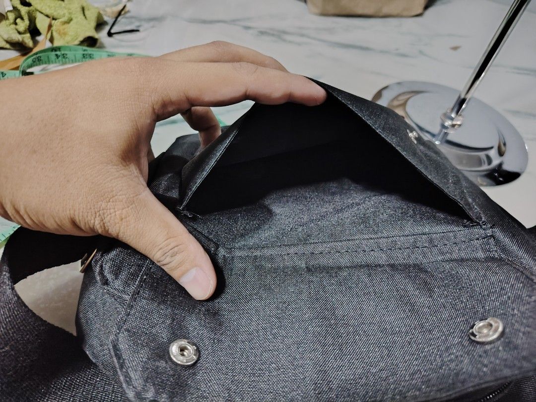 Mens sling bag black (Category: Sling Bags) located in Manila. Submitted by drxx.drip_19 (Listing ID 1424818480, Image 3). Description: - Black men's sling bag - Stylish and simple design - Features a front pocket - Adjustable strap for comfort - Ideal for everyday use.