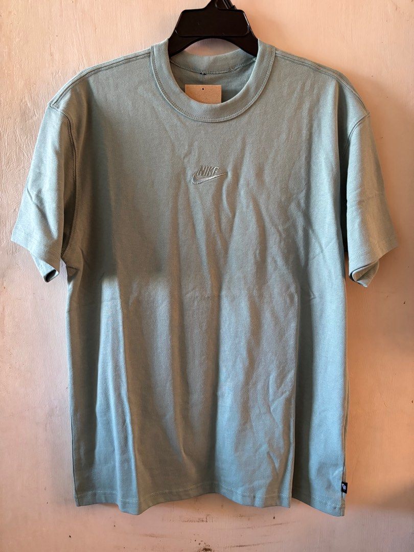 Nike sportswear essentials t shirt (Category: Tshirts & Polo Shirts ) located in Paranaque City. Submitted by kgreyes (Listing ID 1424769685, Image 1). Description: Size: small (loose fit) Brand new 1300 plus sf Parañaque.