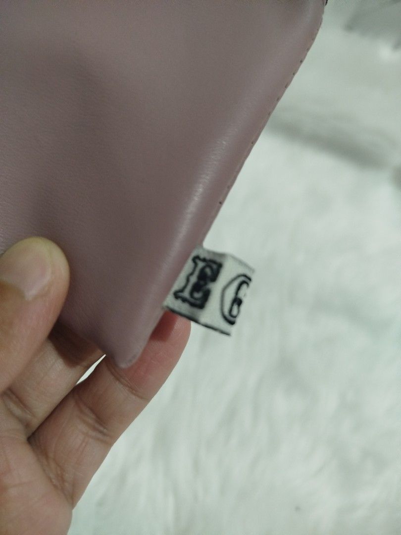 Original Egg Wallet, Brand New with tag (Category: Luxury Bags & Wallets) located in Bulacan. Submitted by amarijapansurplus (Listing ID 1424826552, Image 2). Description: Original Egg Wallet, Brand New with tag RFS: Never nagamit, bawas gamit Loc. Panginay, Balagtas, Bulacan.