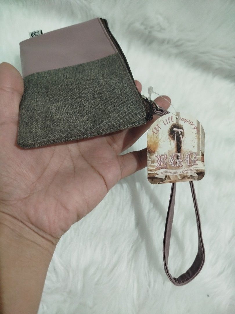 Original Egg Wallet, Brand New with tag (Category: Luxury Bags & Wallets) located in Bulacan. Submitted by amarijapansurplus (Listing ID 1424826552, Image 3). Description: Original Egg Wallet, Brand New with tag RFS: Never nagamit, bawas gamit Loc. Panginay, Balagtas, Bulacan.