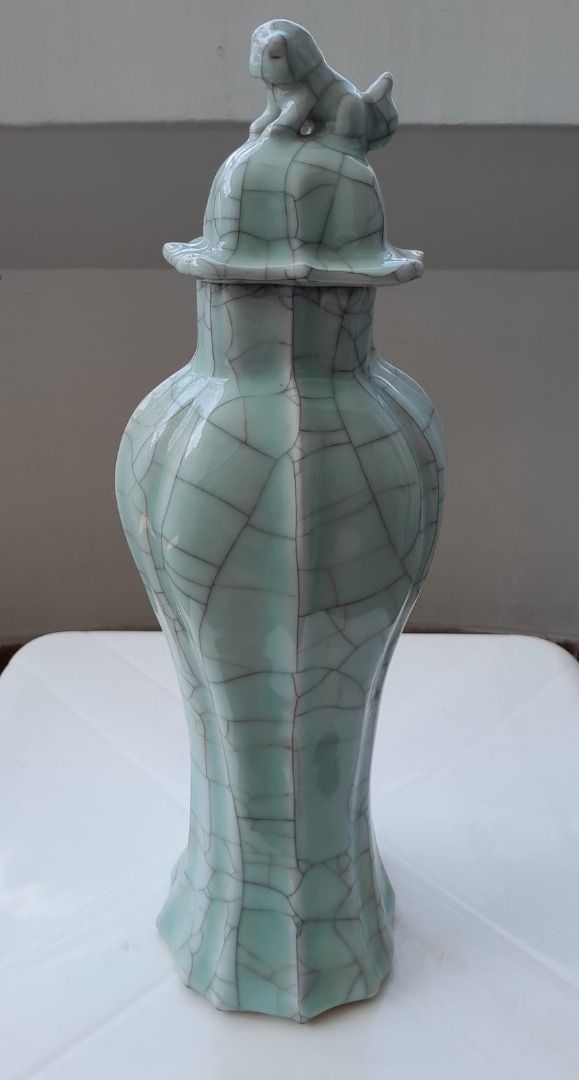 Ornamental Crackle Glaze Vase with Lid