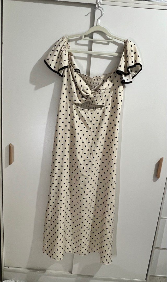 Polka Dot Ruffle 2 Way Dress (Category: Dresses) located in Manila. Submitted by declutterwithC (Listing ID 1424712755, Image 3). Description: - Polka Dot Ruffle 2 Way Dress - Size: L but can still fit med to xl - Versatile 2-way design - Features a classic polka dot pattern - Ruffle detailing - Perfect for various occasions -used once only .