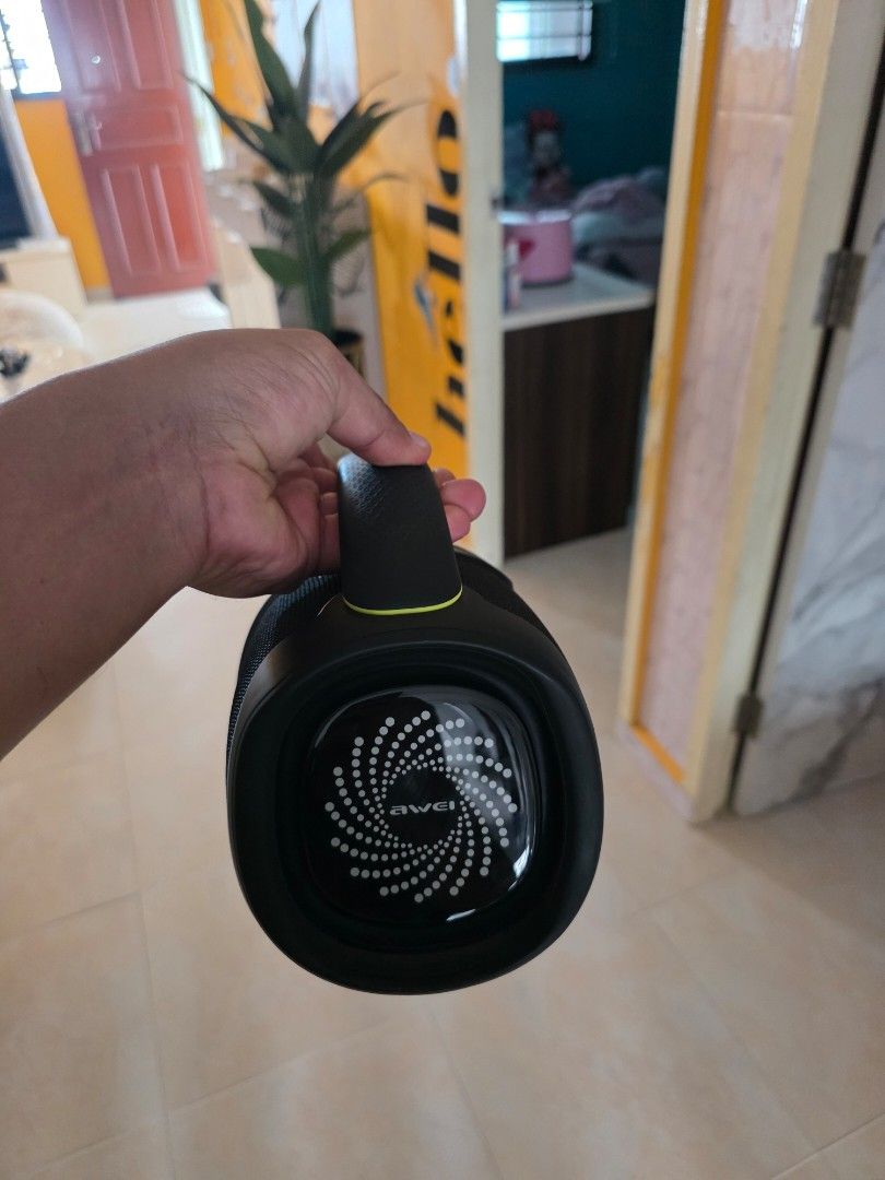 Portable Bluetooth speaker65748593473154111