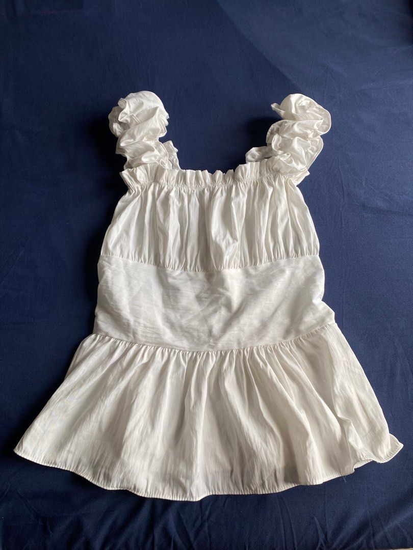 Ruffled Cute White Babydoll Peplum Top (Category: Others Tops) located in Pasay City. Submitted by lovedby.mmm (Listing ID 1424763560, Image 1). Description: ۶ৎ bought from pratunam market @ bangkok, thailand ۶ৎ stretchable material, fits xs-s ۶ৎ super cute, perfect for cafe/mall dates, ootd, school · · ─ ·ʚɞ· ─ · · ۶ৎ mop: gcash ۶ৎ mod: same day delivery (lalamove/grab) tags: brandy melville isa the label phia the label edikted shushi clothing h