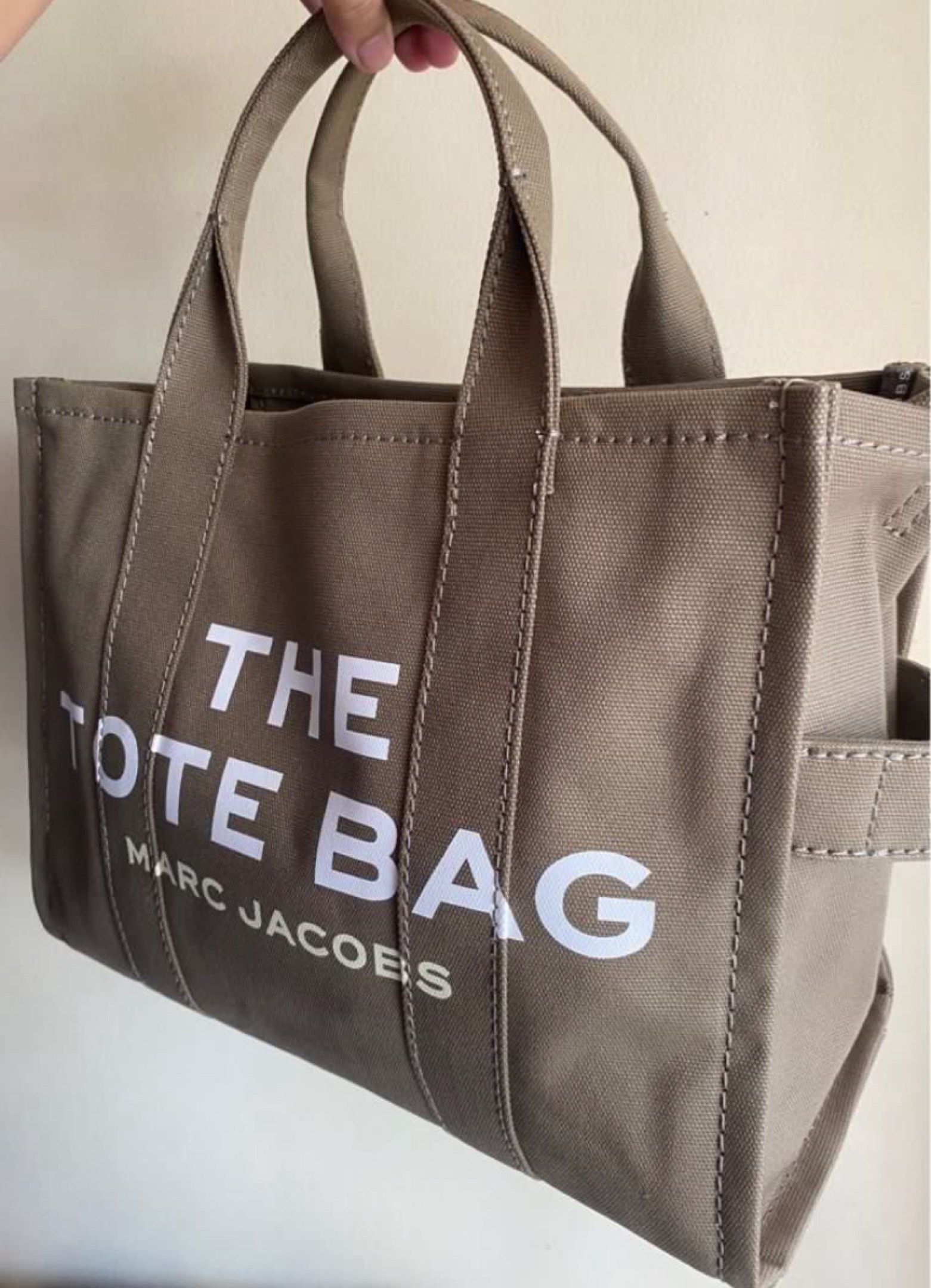 sale!!💯Marc Jacobs The Tote Bag medium size (Category: Luxury Bags & Wallets) located in San Luis. Submitted by scarlet012 (Listing ID 1424769886, Image 1). Description: - Marc Jacobs The Tote Bag - Medium Size - Stylish and versatile tote bag - Features the iconic Marc Jacobs logo - Made with durable material - Perfect for everyday use and various occasions medium size with strap sealed and brandnew with tag and care card 💯guaranteed original 