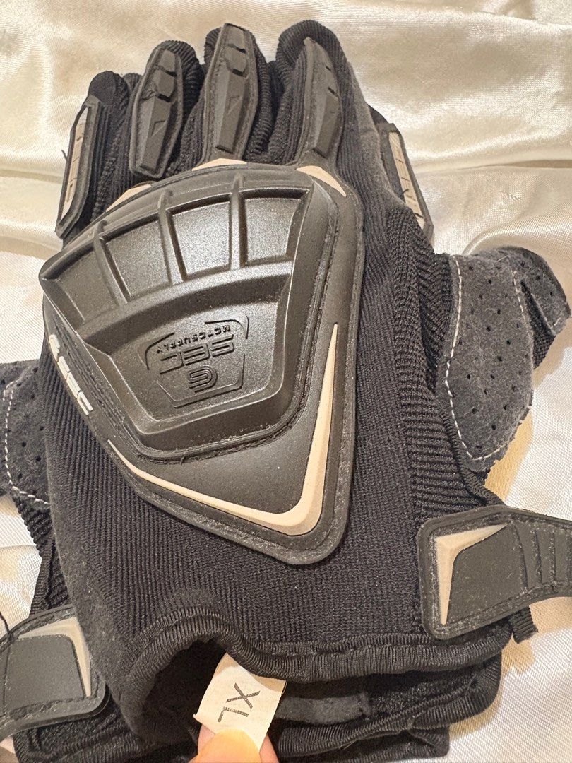 SEC Motorcycle Gloves (Category: Helmets and other Riding Gears) located in Manila. Submitted by ynnpreloved (Listing ID 1424874198, Image 2). Description: SEC Motorcycle Gloves.