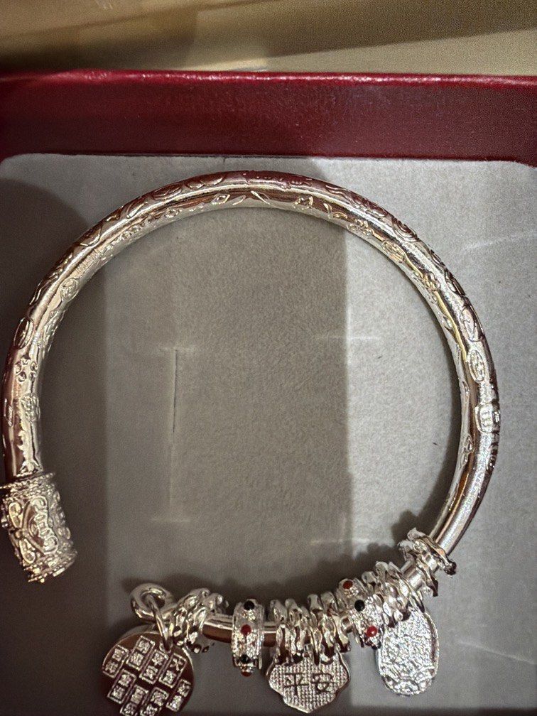 Silver bangle (Category: Bracelets) located in Simpang Ampat. Submitted by premiumqualityluxury (Listing ID 1424791808, Image 1). Description: .