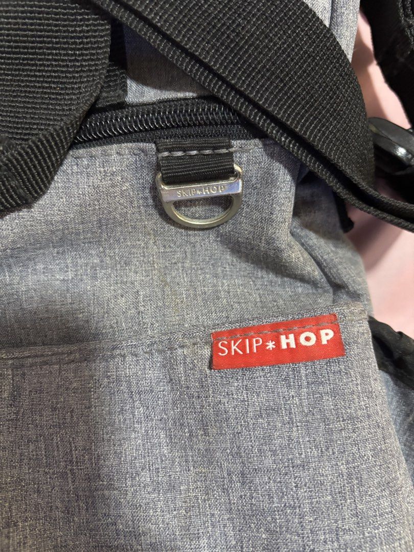 SkipHop (Category: Diaper Bags & Wetbags) located in Quezon City. Submitted by girlanne02 (Listing ID 1424764388, Image 3). Description: Original Skiphop Baby/diaper bag with sling No butas or any torn part Super maayos Spacious Multiple pockets Gray.