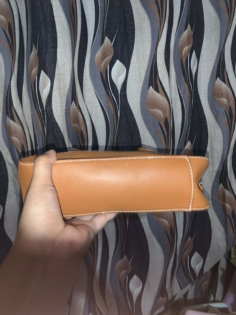 Tan and White Handbag with Top Handles (Category: Shoulder Bags) located in Tarlac. Submitted by jelly_thrift (Listing ID 1424837853, Image 2). Description: - good as new. bilin niyo na sakin to, super ganda. .