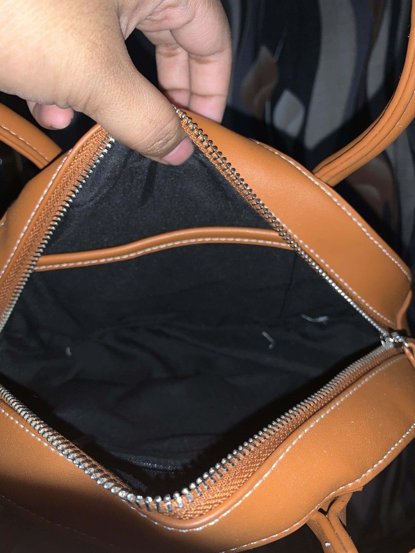 Tan and White Handbag with Top Handles (Category: Shoulder Bags) located in Tarlac. Submitted by jelly_thrift (Listing ID 1424837853, Image 3). Description: - good as new. bilin niyo na sakin to, super ganda. .