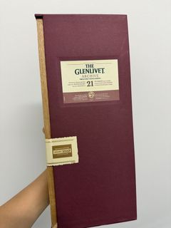Glenlivet Archive 21 Year Old, Oloroso Sherry, Tronçais Cognac & Colheita Port Cask, 43% whisky bottle