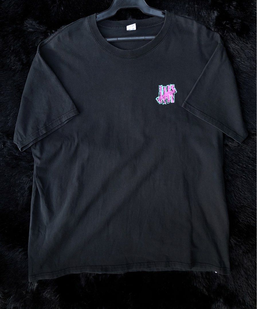 UNDEFEATED GRAFFITI GRAPHIC T-SHIRT (Category: Tshirts & Polo Shirts ) located in Manila. Submitted by luckydeer-3495 (Listing ID 1424803988, Image 2). Description: 📍SIZE : XL ‎📍DIMES : 24 X 29.5 ‎📍8.5/10 COLORATE ‎📍NO ISSUE.