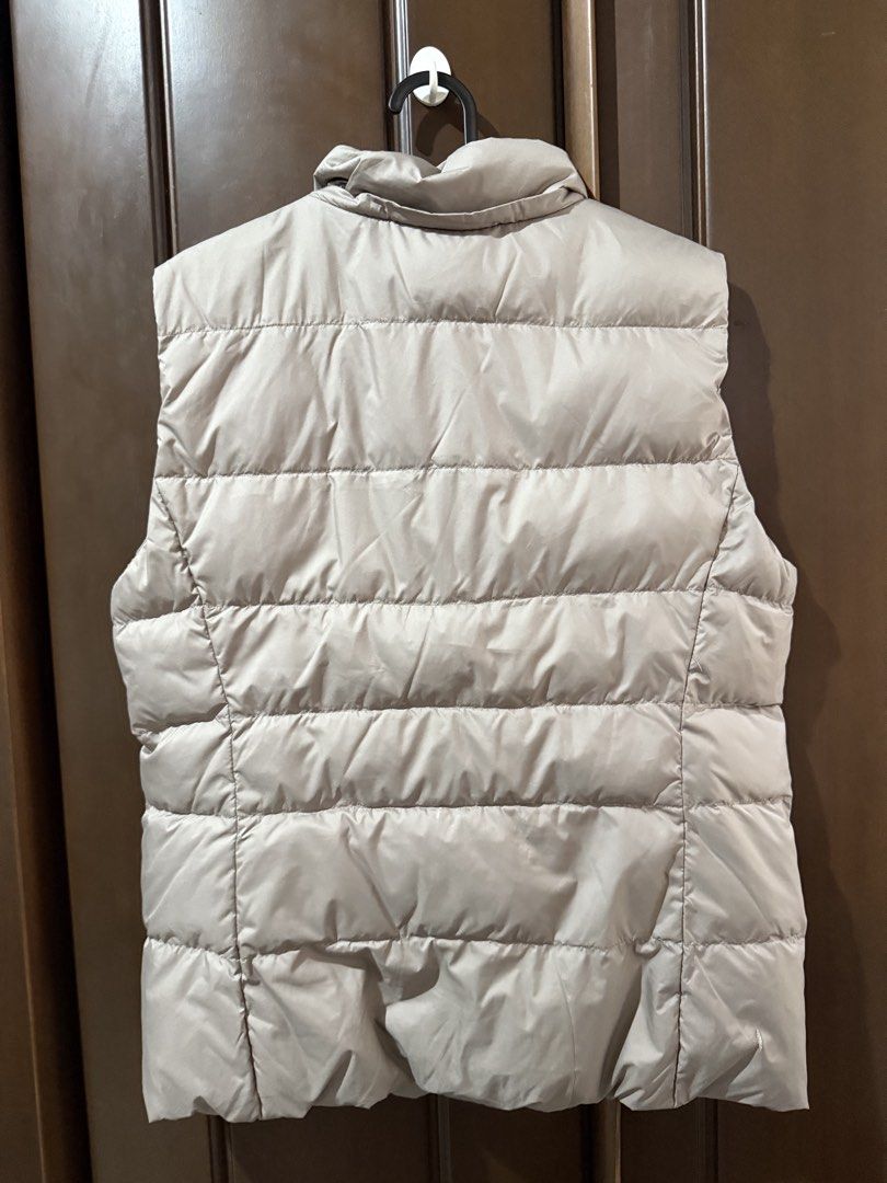Uniqlo Padded Vest (Category: Vests) located in Baguio. Submitted by themimosa2600 (Listing ID 1424771861, Image 2). Description: Uniqlo padded vest is in a neutral color. It features a full-zip closure and a stand-up collar. The vest has two side pockets. The size is XL. It is a great layering piece for cooler weather..