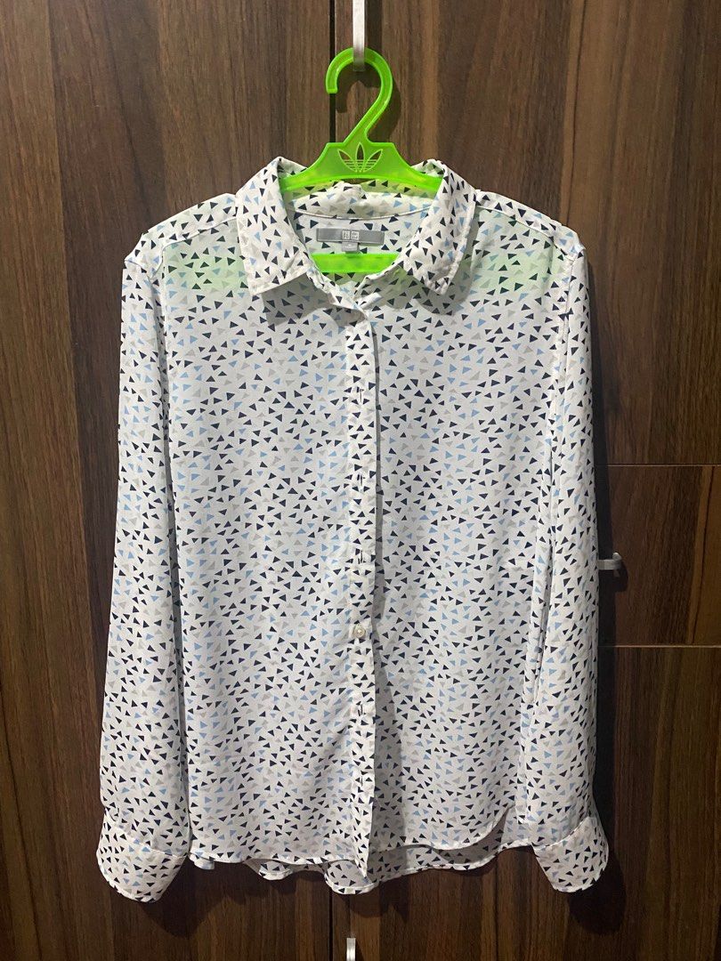 Uniqlo Triangle Print Shirt - Medium (Category: Shirts) located in Antipolo. Submitted by MindMunch (Listing ID 1424854184, Image 1). Description: .