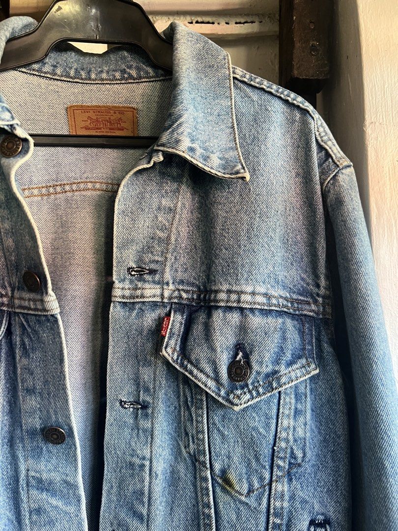 Vintage 80s Levis Denim Trucker Jacket (Category: Coats, Jackets and Outerwear) located in Cabuyao City. Submitted by kenzythrift_ (Listing ID 1424777447, Image 2). Description: Vintage 80s Levis Trucker Denim Jacket 70506-0214 size 40R Paper Tags 725 button code Made in USA 20.5x24 dimensions Issue: yellow stain, dalawang gasgas (di tagos sa likod) 1500 Firm. J&T courier Loc: Butong,Cabuyao City, Laguna Meetup: Shell highway near Cabuyao Municip