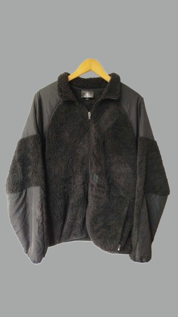 VOLCOM Runtime error zip (Category: Hoodies) located in Trece Martires City. Submitted by cozycorner_ (Listing ID 1424875392, Image 2). Description: 25x29.5 Excellent condition Features: ● Men's sherpa zip-up sweatshirt ● Stand-up collar ● Raglan sleeves ● Weight: 270 g ● Polyester panels on upper sleeves and elbows ● Volcom Earth Tripper silicone patch on the front ● Handwarmer pockets ● Woven label on the side seam ● Volcom outdoor finish Trece