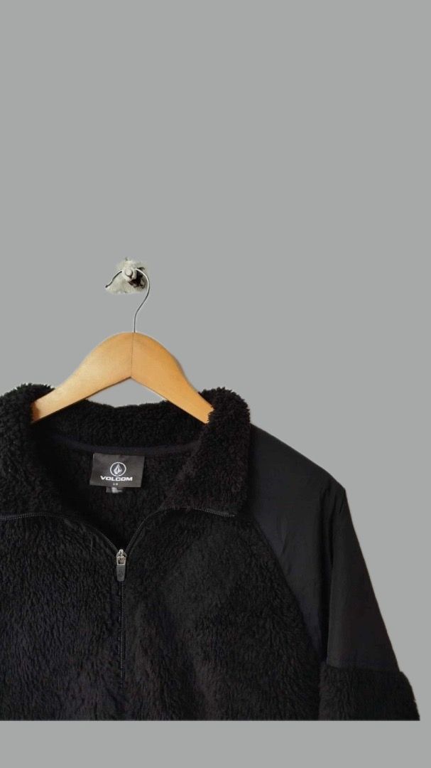 VOLCOM Runtime error zip (Category: Hoodies) located in Trece Martires City. Submitted by cozycorner_ (Listing ID 1424875392, Image 3). Description: 25x29.5 Excellent condition Features: ● Men's sherpa zip-up sweatshirt ● Stand-up collar ● Raglan sleeves ● Weight: 270 g ● Polyester panels on upper sleeves and elbows ● Volcom Earth Tripper silicone patch on the front ● Handwarmer pockets ● Woven label on the side seam ● Volcom outdoor finish Trece