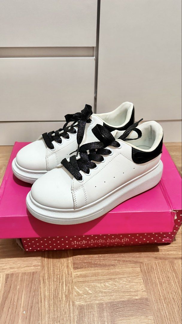 White Sneakers with Black Accents (Category: Sneakers) located in Paranaque City. Submitted by hershey_august (Listing ID 1424818250, Image 1). Description: Stylish white sneakers with black accents. Features black laces and a thick white sole. Size is 37 EU..