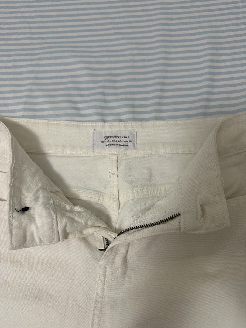 White wide leg pants (Category: Jeans) located in Mandaluyong City. Submitted by declutterwithdx (Listing ID 1424828392, Image 2). Description: stradivarius wide leg jeans (bought in orange app) 13.3 inches when laid flat (waistband) High waist Color: white Used 1-2x max RFS: does not fit (bought online so i couldnt check if fit was right) .
