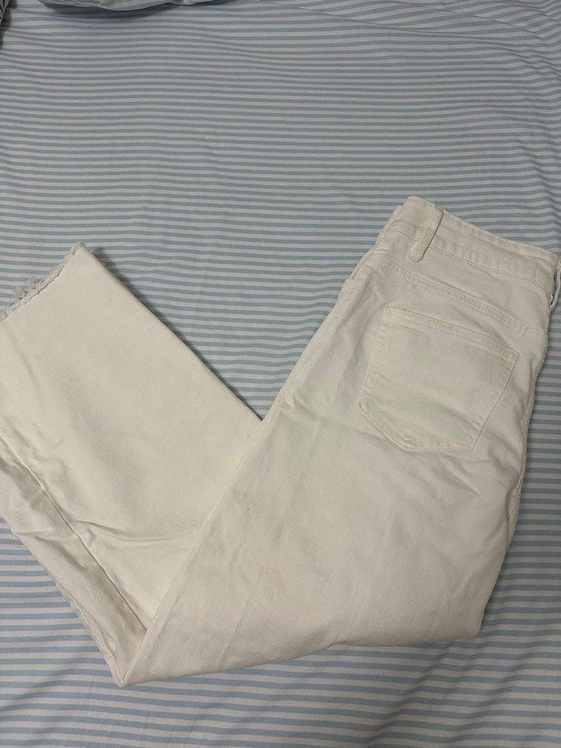 White wide leg pants (Category: Jeans) located in Mandaluyong City. Submitted by declutterwithdx (Listing ID 1424828392, Image 1). Description: stradivarius wide leg jeans (bought in orange app) 13.3 inches when laid flat (waistband) High waist Color: white Used 1-2x max RFS: does not fit (bought online so i couldnt check if fit was right) .