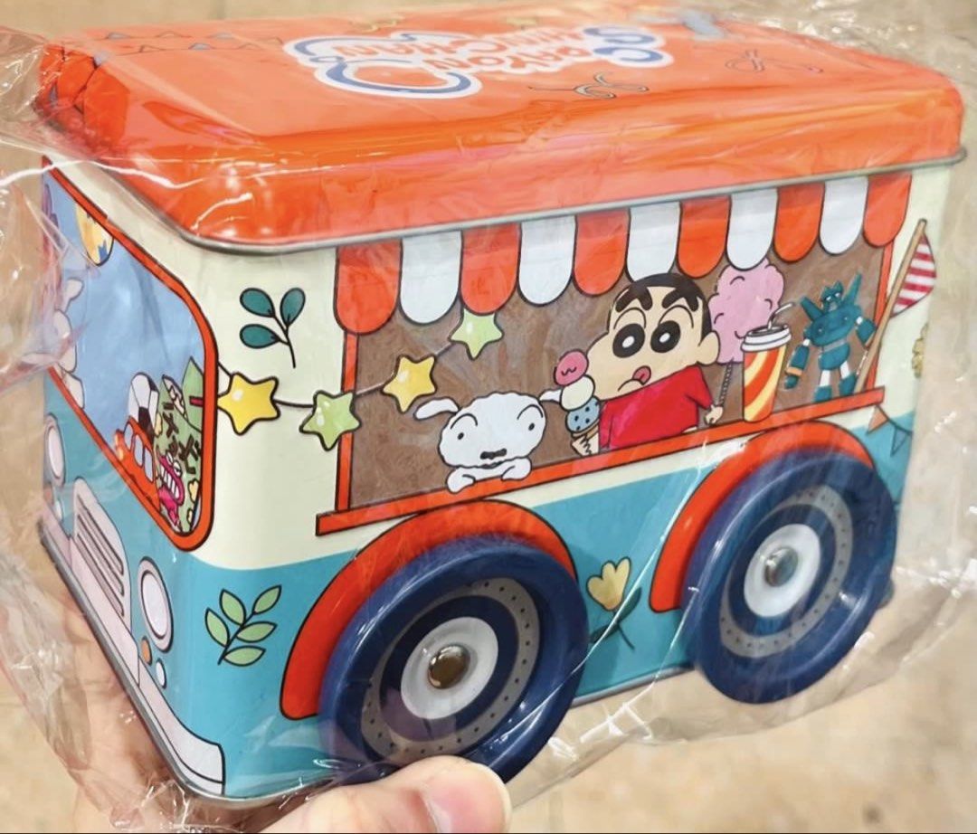 限量現貨🚌🍪牛油曲奇禮盒 正版 蠟筆小新公仔巴士造型鐵盒連曲奇禮盒 曲奇餅 車仔鐵罐 新年禮盒 生日禮物 新年禮物 賀年糖果 BUS CAR COOKIES TIN GIFT BOX BIRTHDAY CHRISTMAS VALENTINES GIFT Crayon Shinchan Bus Shaped Tin with Butter Cookies （分類：禮品籃和禮籃）位於 Hong Kong。 由 swroom 提交（商品編號 1425021615，圖片 3）。簡介： 🚚 🎁 只限郵寄運送 🎁 ▫️▫️商品詳情▫️▫️ 💖 $80 盒，$150 兩盒，全新未開封 ❣️ 節日銷情迅速請早訂購售完即止❣️ 🛍更多最新禮品玩具 follow us ： carousell.com/swroom ▫️▫️購買付款詳情 ▫️▫️ 📥 請 INBOX PM下單購買須提供以下資料 ： 1. 選擇付款方式 : PAYME / FPS / ALIPAYHK 2. 郵寄方式： 📦 S