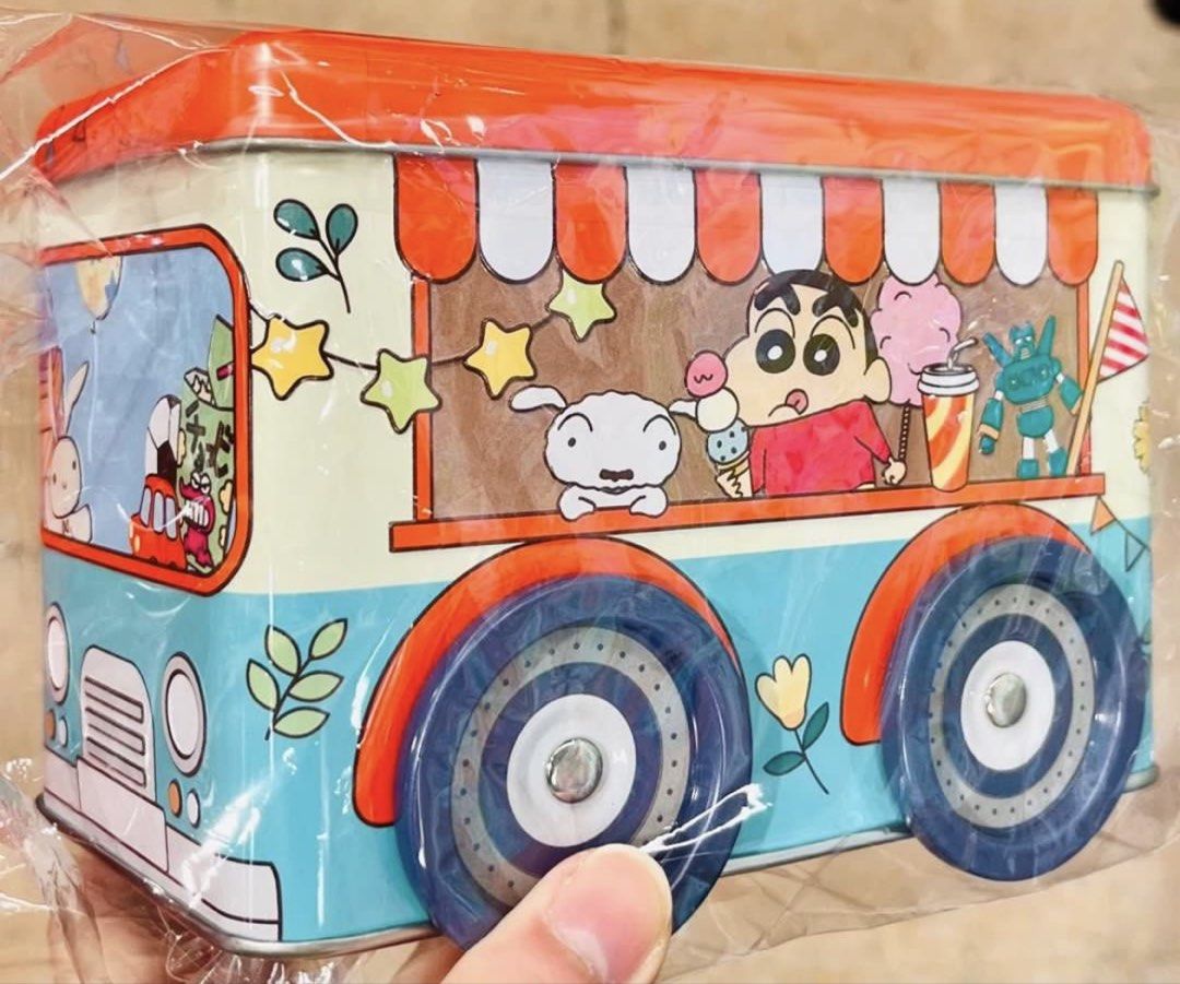 限量現貨🚌🍪牛油曲奇禮盒 正版 蠟筆小新公仔巴士造型鐵盒連曲奇禮盒 曲奇餅 車仔鐵罐 新年禮盒 生日禮物 新年禮物 賀年糖果 BUS CAR COOKIES TIN GIFT BOX BIRTHDAY CHRISTMAS VALENTINES GIFT Crayon Shinchan Bus Shaped Tin with Butter Cookies （分類：禮品籃和禮籃）位於 Hong Kong。 由 swroom 提交（商品編號 1425021615，圖片 2）。簡介： 🚚 🎁 只限郵寄運送 🎁 ▫️▫️商品詳情▫️▫️ 💖 $80 盒，$150 兩盒，全新未開封 ❣️ 節日銷情迅速請早訂購售完即止❣️ 🛍更多最新禮品玩具 follow us ： carousell.com/swroom ▫️▫️購買付款詳情 ▫️▫️ 📥 請 INBOX PM下單購買須提供以下資料 ： 1. 選擇付款方式 : PAYME / FPS / ALIPAYHK 2. 郵寄方式： 📦 S