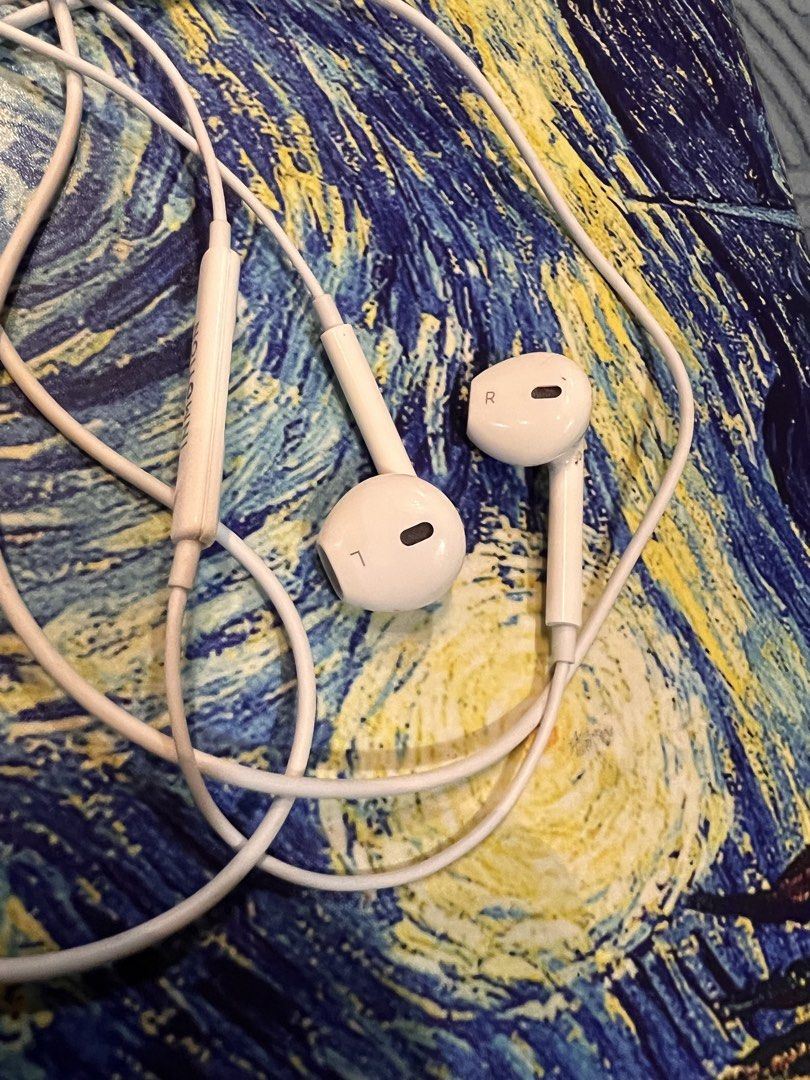 Affordable branded lightning earphones A 😍👌🏻 (Category: Earphones) located in Malolos. Submitted by afford.japan (Listing ID 1425051791, Image 3). Description: .