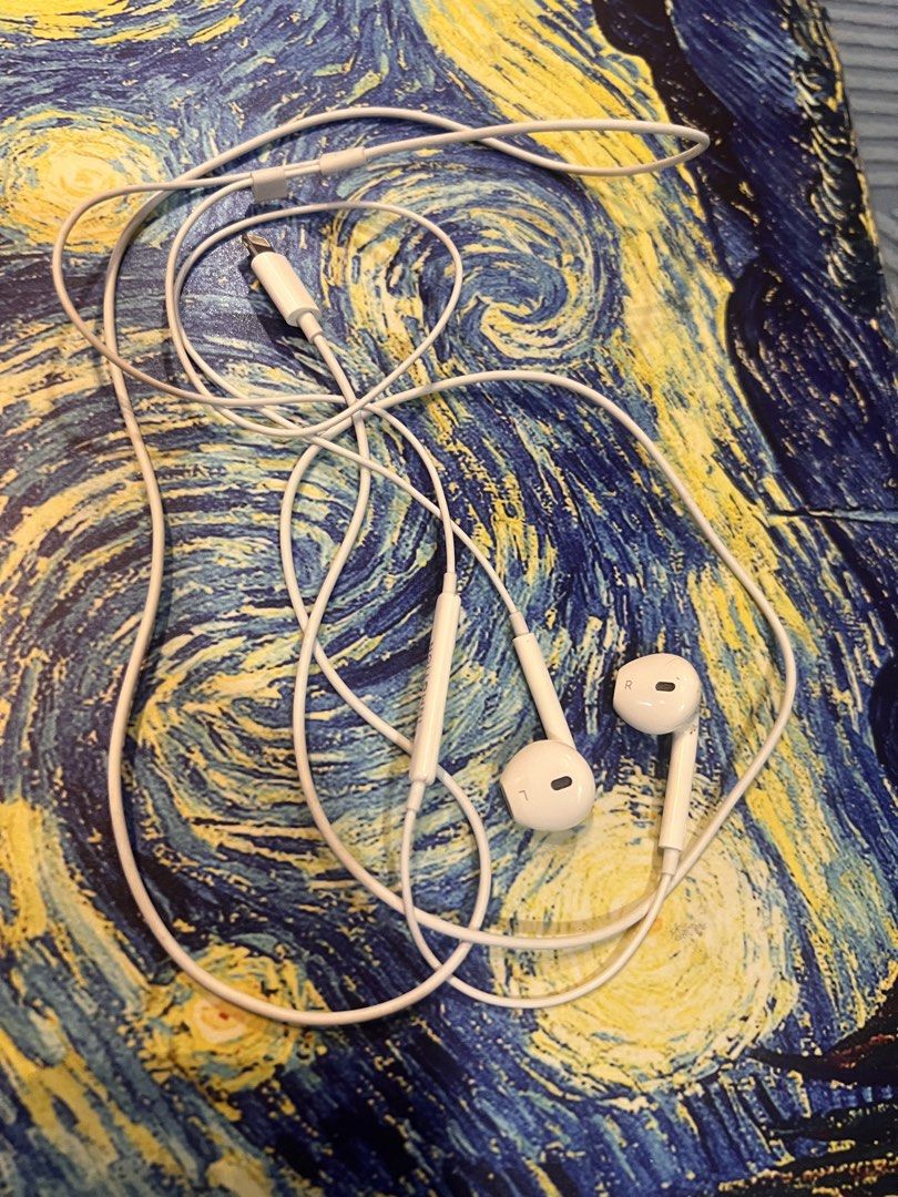 Affordable branded lightning earphones A 😍👌🏻 (Category: Earphones) located in Malolos. Submitted by afford.japan (Listing ID 1425051791, Image 2). Description: .