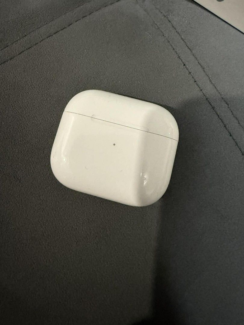 Apple Airpods 3rd Gen w issue (Category: Earphones) located in Manila. Submitted by twkdeclutter (Listing ID 1424921049, Image 2). Description: For sale! Airpods 3rd gen With box Issue: bigla na lang hindi gumana yung left airpod. Buy at your own risk Fixed price Rfs: declutter.