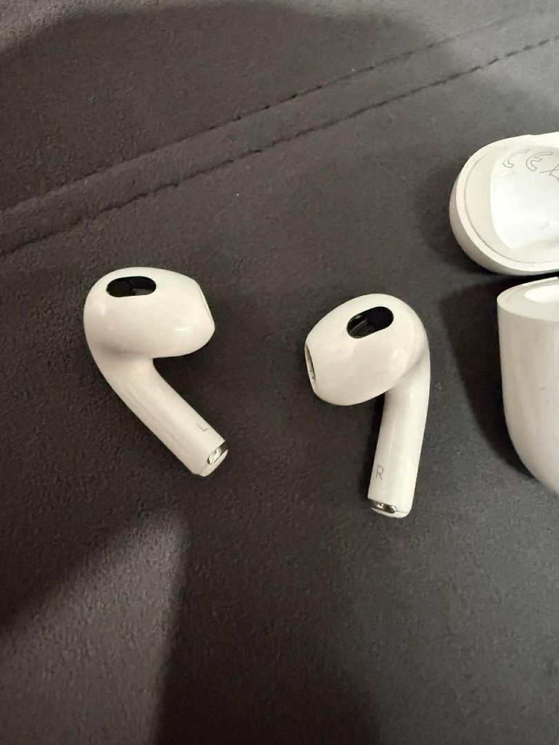 Apple Airpods 3rd Gen w issue (Category: Earphones) located in Manila. Submitted by twkdeclutter (Listing ID 1424921049, Image 3). Description: For sale! Airpods 3rd gen With box Issue: bigla na lang hindi gumana yung left airpod. Buy at your own risk Fixed price Rfs: declutter.
