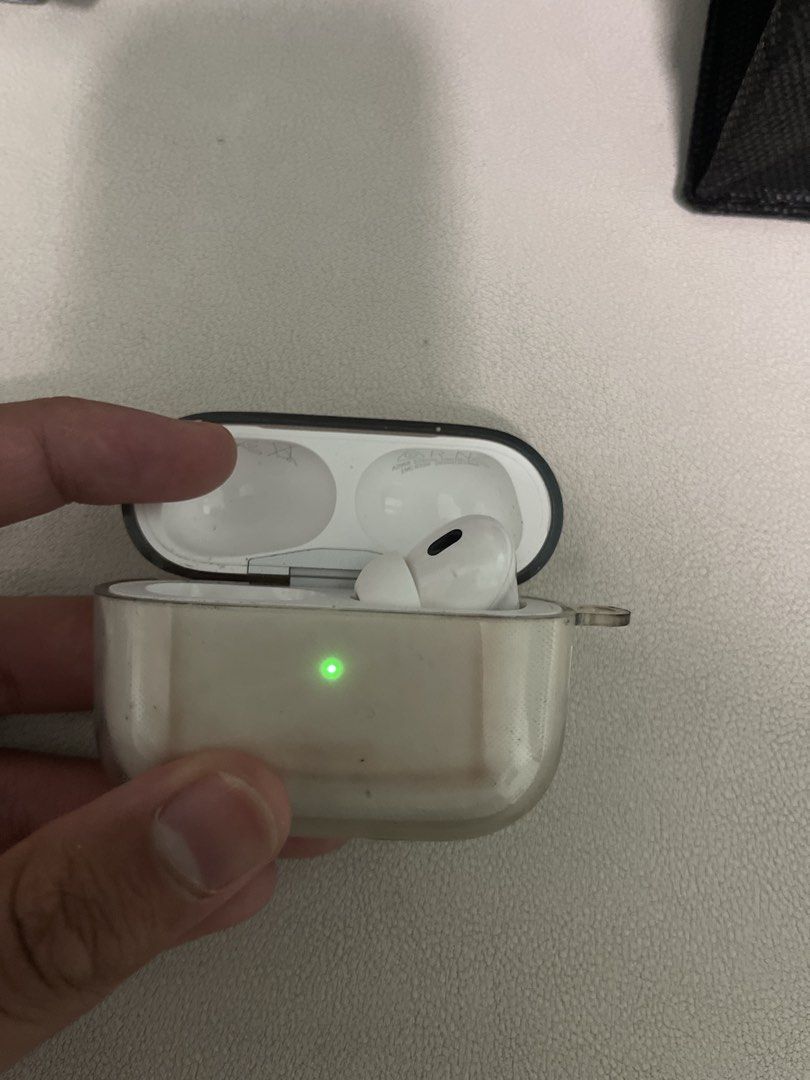 Apple AirPods Pro with Case65671946190979111