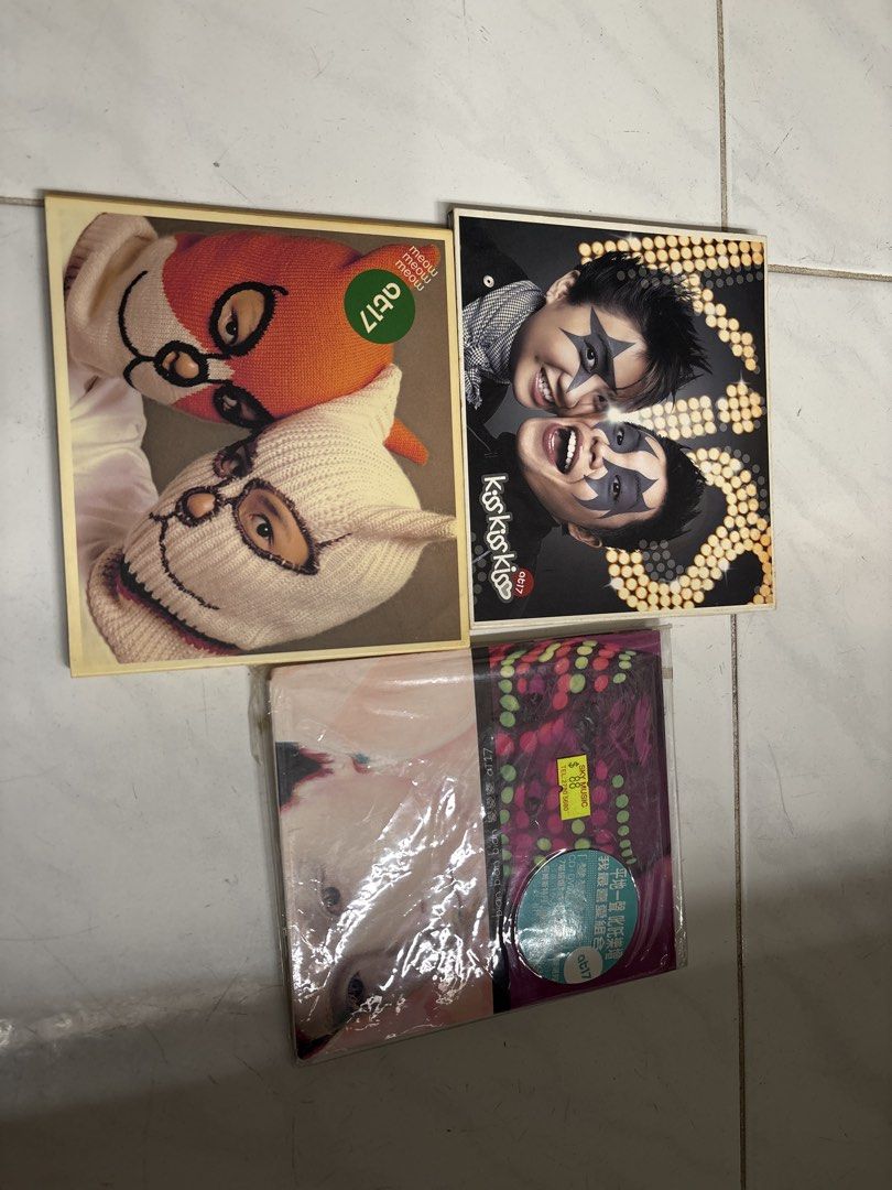 at17 / Kark kar kiss CD （分類：音樂與媒體 - CD 及 DVD）位於 Hong Kong。 由 sharing_simple 提交（商品編號 1424928105，圖片 1）。簡介： 出售at17和Kark kar kiss的CD。包含兩張CD，其中一張是at17的專輯，另一張是Kark kar kiss的專輯。CD都包裝在塑膠套內，其中一張CD上有貼紙。適合喜歡香港音樂的朋友。 $100/隻 （全要$280）。