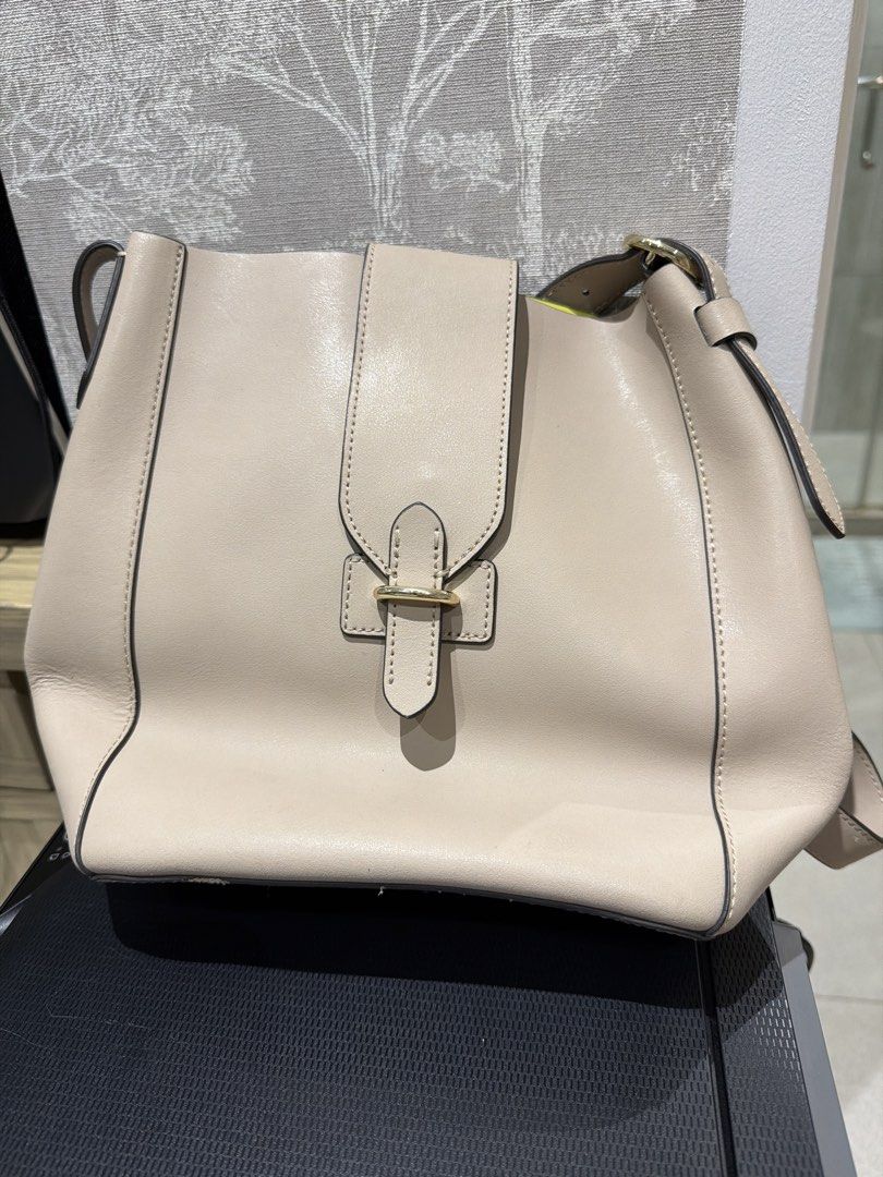 Banana republic Beige Shoulder Bag (Category: Shoulder Bags) located in San Juan City. Submitted by closetsale28 (Listing ID 1424963394, Image 1). Description: - Beige leather shoulder bag - Flap closure with gold-tone buckle - Long, adjustable strap - Bright neon green interior - Small inner pocket - Visible wear on strap and bottom and some scratches inside.
