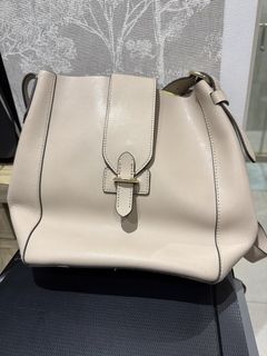 (Category: ) located in . Submitted by closetsale28 (Listing ID 1424963394, Image 1). Description: .