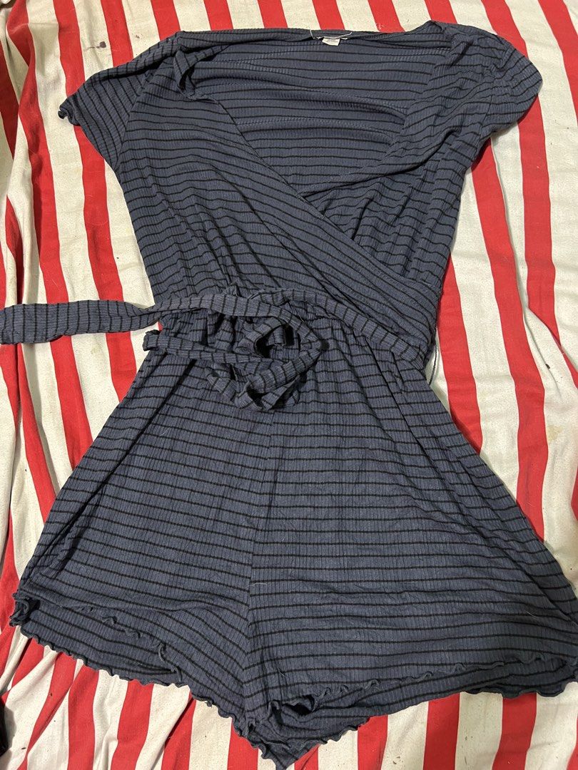 Billabong Striped Wrap Romper (Category: Rompers) located in San Jose del Monte. Submitted by sofiah2997 (Listing ID 1424938338, Image 1). Description: Billabong romper features a wrap design with a tie waist. It has a striped pattern and short sleeves. The romper is a size L/G. Made in Guatemala..